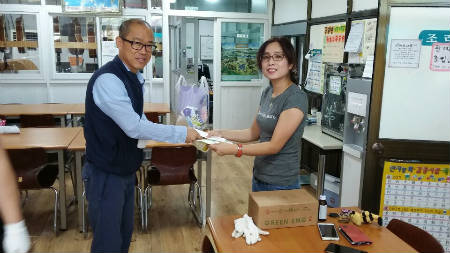 전기요금 지원금 전달 장면